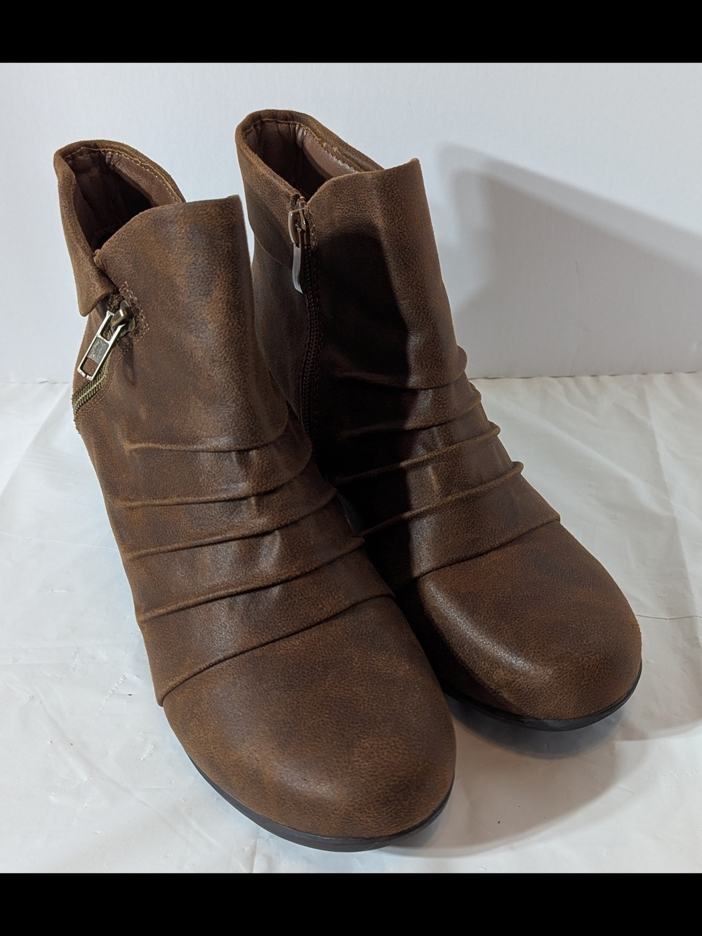 RUIEE  Brown Ankle Booties w/ Side Zip & Ruched Front Detailing Ladies Size 8.5